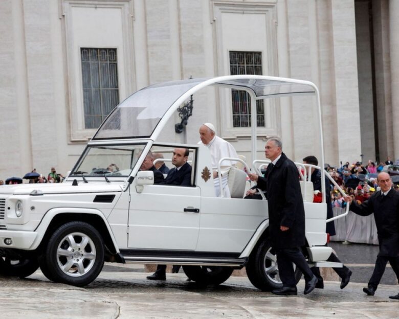 Πάπας Φραγκίσκος: Ένα από τα popemobile μετατρέπεται σε κινητό ιατρείο για τα παιδιά στη Γάζα