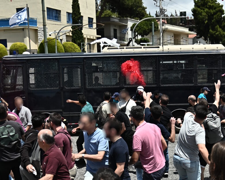 Πορεία στο κέντρο της Αθήνας για την Παλαιστίνη: Διαδηλωτές πέταξαν κόκκινες μπογιές στις κλούβες των ΜΑΤ
