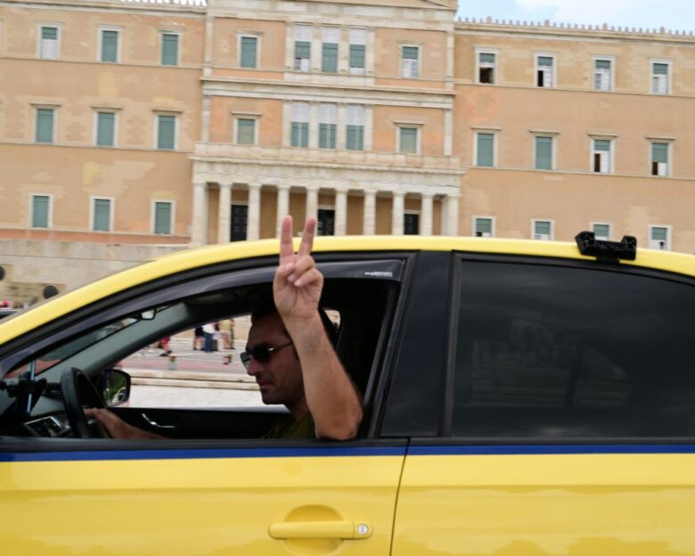 «Παρέλαση» των ταξί έξω από τη Βουλή – «Θέλουμε να δούμε Κυρανάκη και Μητσοτάκη», φώναζε με ντουντούκα ο Λυμπερόπουλος