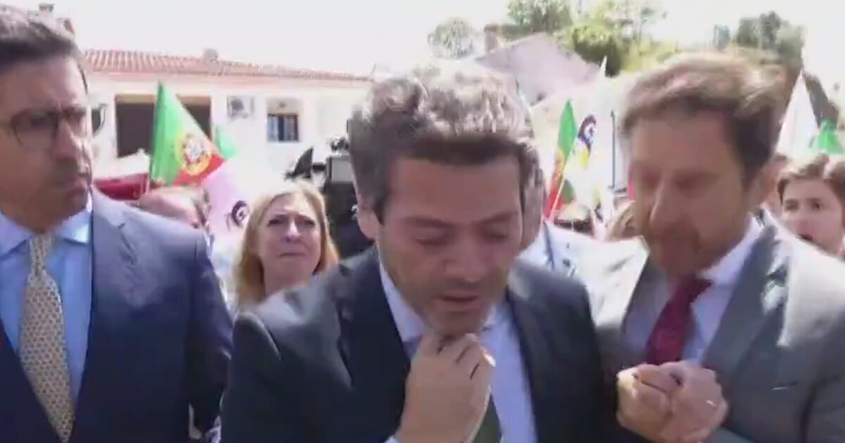 Portugal: The moment when far -right leader Andre Ventura holds his chest and collapses at pre -election rally
