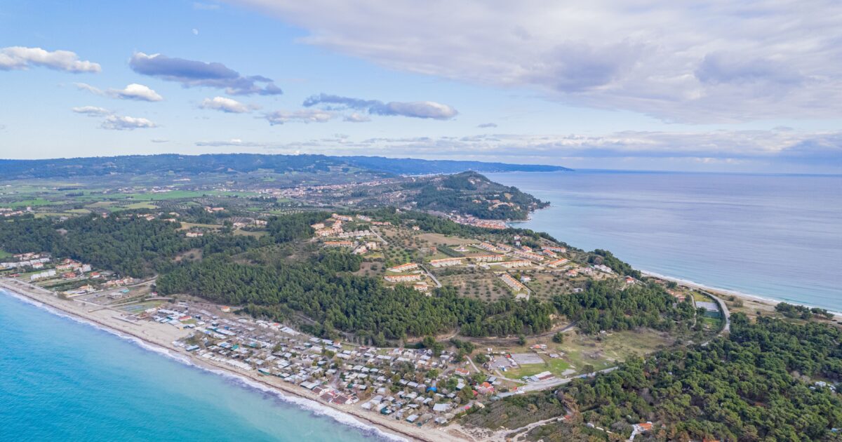Hypermalis: Interest from 11 investment regimens for the utilization of the property “coast and camping Poseidi Kalandra”