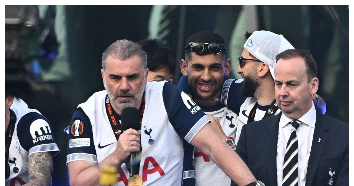 Angelos Postkoglou was screened by Tottenham fans at the parade for conquering the Europa League