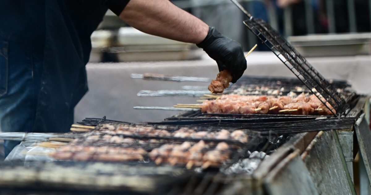 Καμία απαγόρευση στις ψησταριές στα πανηγύρια διευκρινίζει η κυβέρνηση