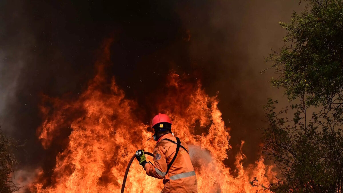 Πυροσβέστης δίνει μάχη με τις φλόγες