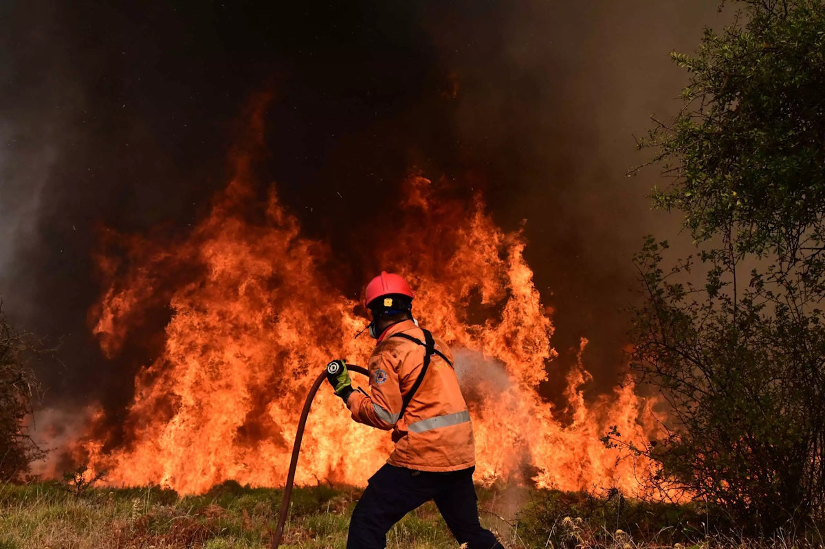 Πυροσβέστης δίνει μάχη με τις φλόγες