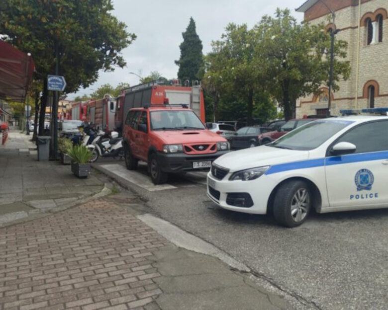 Τρίκαλα: Πομπή πυροσβεστικών οχημάτων για την κηδεία του 40χρονου πατέρα που σκοτώθηκε με μηχανή