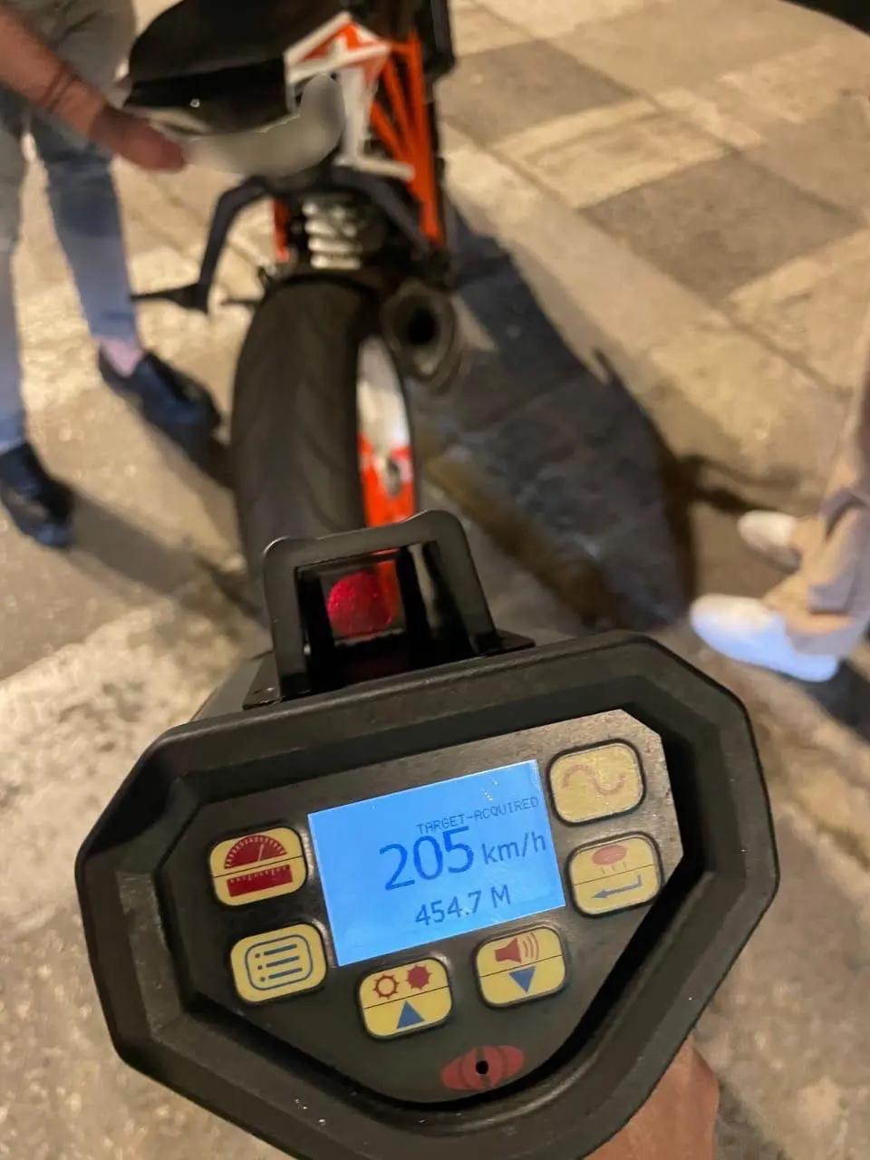 Η ένδειξη του ραντάρ με την ταχύτητα της μηχανής 