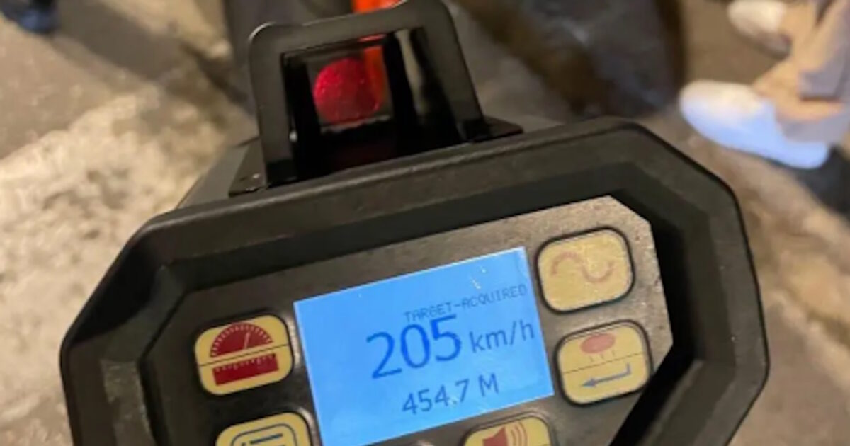 Οδηγός μηχανής έτρεχε με 205 χλμ στη λεωφόρο Βουλιαγμένης και συνελήφθη – Η ένδειξη του ραντάρ