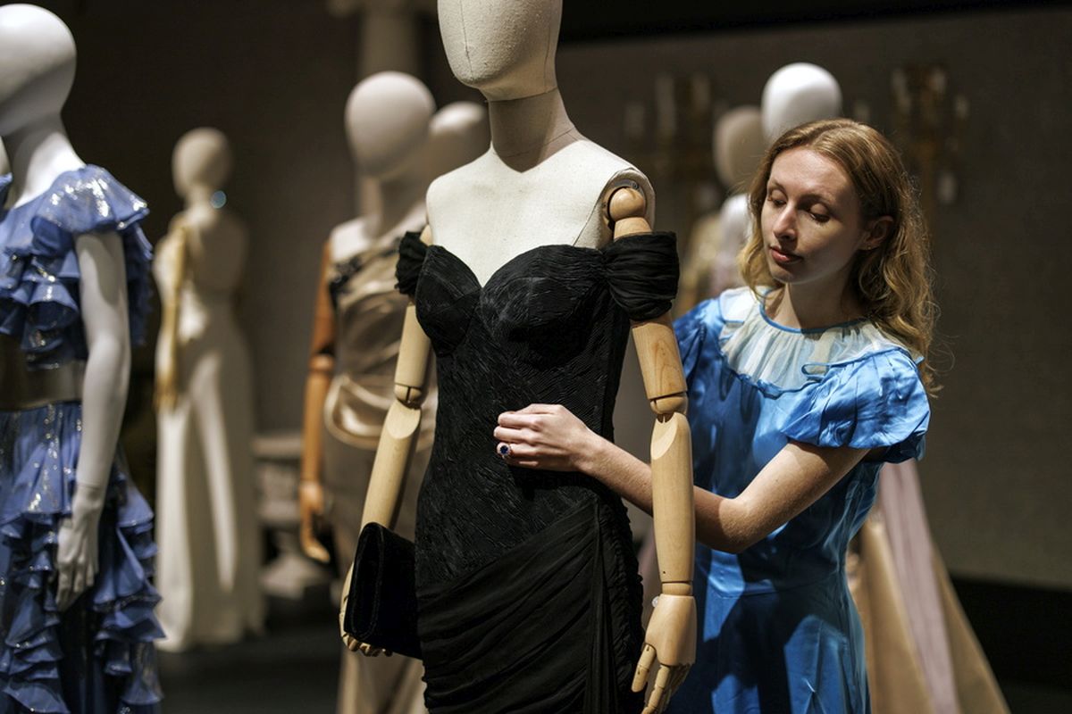 Photocall ahead of Netflix's The Crown series auction Το revenge dress της πριγκίπισσας Νταϊάνα