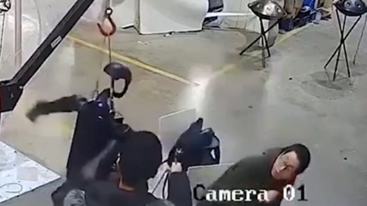 Η στιγμή της επίθεσης του ρομπότ