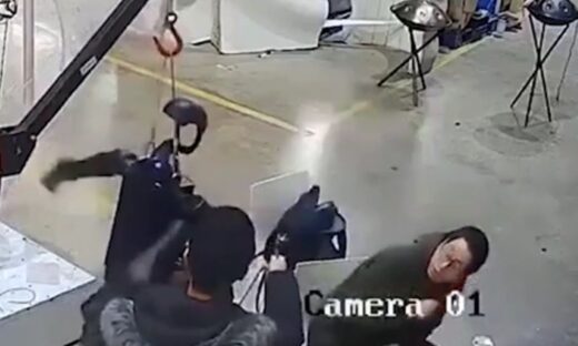 Η στιγμή της επίθεσης του ρομπότ