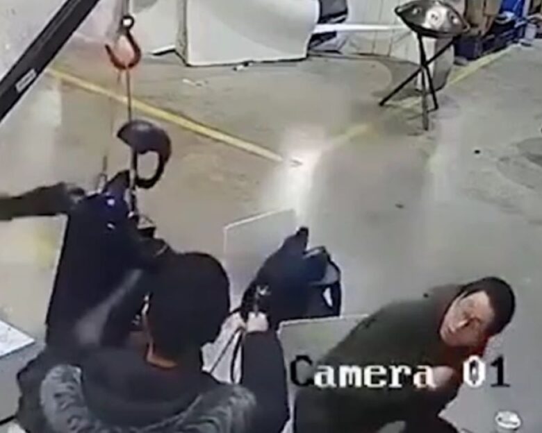 Κίνα: Ρομπότ σε «αμόκ» αρχίζει να επιτίθεται στους χειριστές του – Viral το βίντεο, τρόμος και χιούμορ στα social