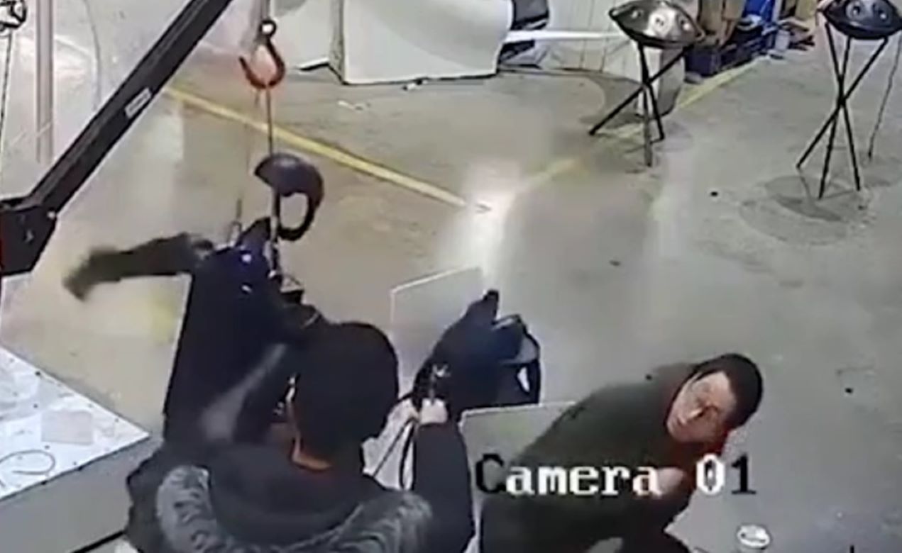 Η στιγμή της επίθεσης του ρομπότ