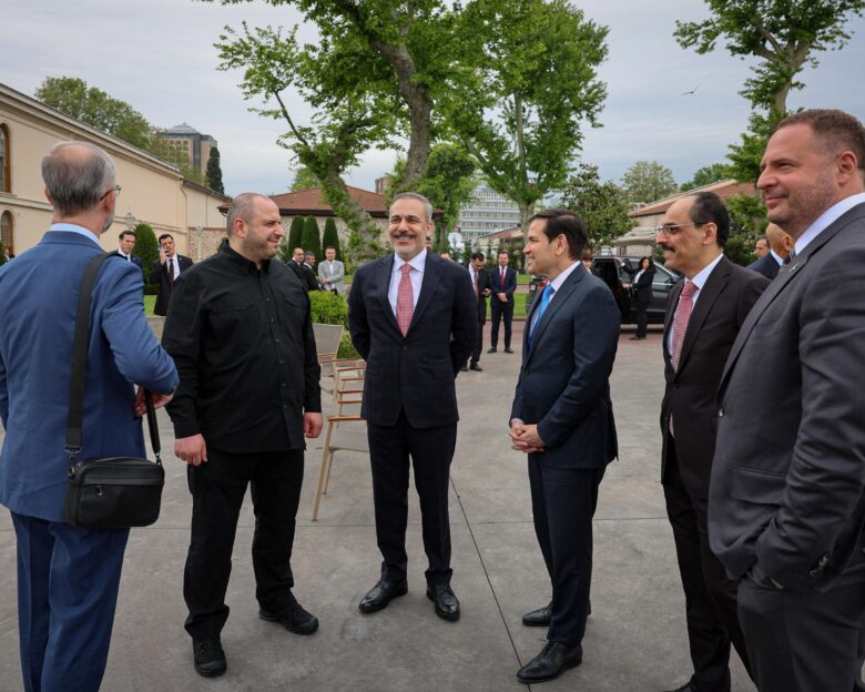 Κωνσταντινούπολη: Σε εξέλιξη οι συνομιλίες Ουκρανίας και Ρωσίας – ΗΠΑ και Τουρκία πιέζουν τη Ρωσία για κατάπαυση του πυρός στην Ουκρανία