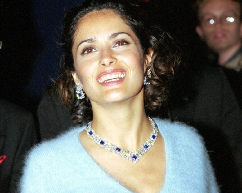 Σάλμα Χάγιεκ: Η baby blue ζακέτα με δύο κουμπιά που άφησε εποχή στις Κάννες το 1999