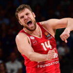 Ο Σάσα Βεζένκοφ πανηγυρίζει κόντρα στη Ρεάλ