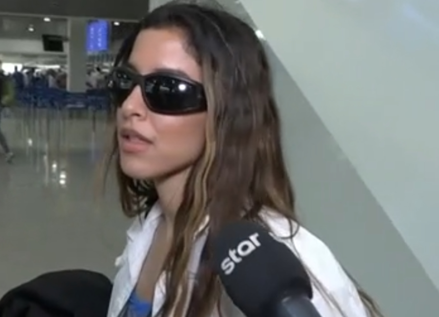 Η Μαρίνα Σάττι στο αεροδρόμιο