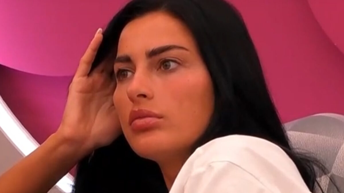 Καρέ από το επεισόδιο του Big Brother στην τηλεόραση του ΣΚΑΪ