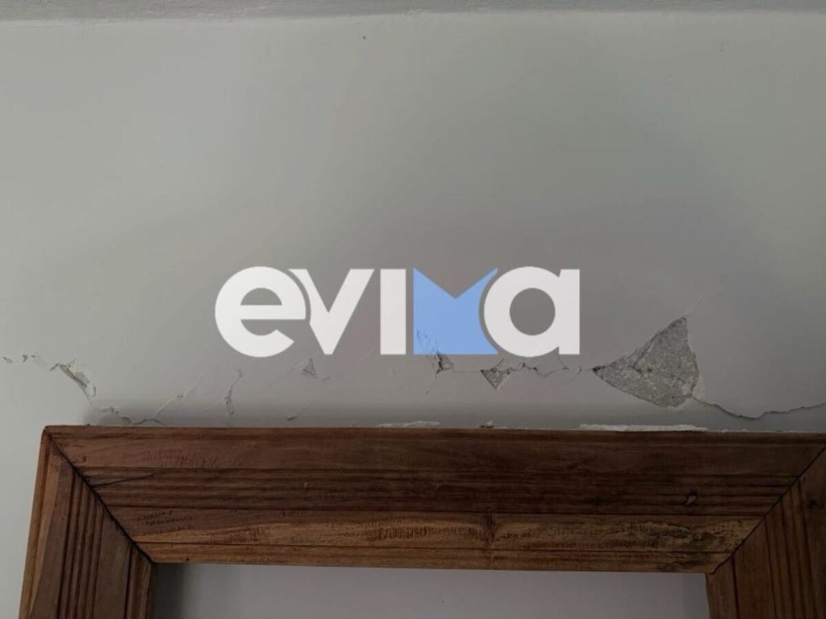 Φωτογραφία με ζημιές σε σπίτια μετά τους απανωτούς σεισμούς στην Εύβοια