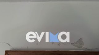 Φωτογραφία με ζημιές σε σπίτια μετά τους απανωτούς σεισμούς στην Εύβοια