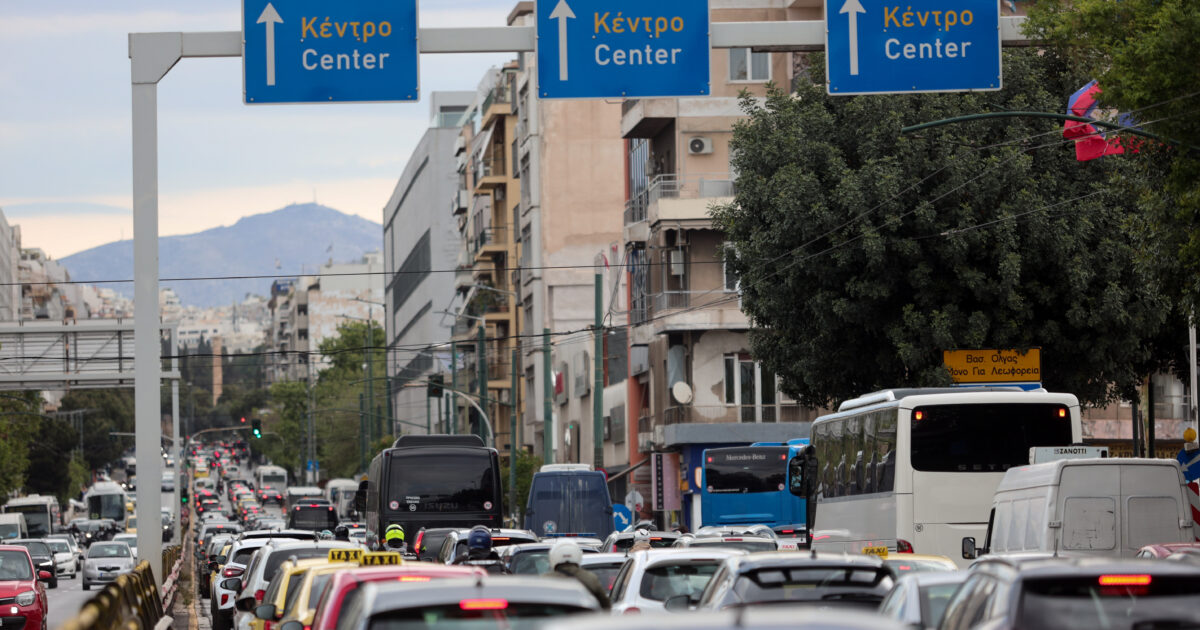 Τροχαίο στη Λεωφόρο Συγγρού: Τραυματίστηκε οδηγός μηχανής