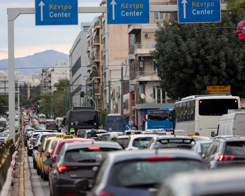 Τροχαίο στη Λεωφόρο Συγγρού: Τραυματίστηκε οδηγός μηχανής