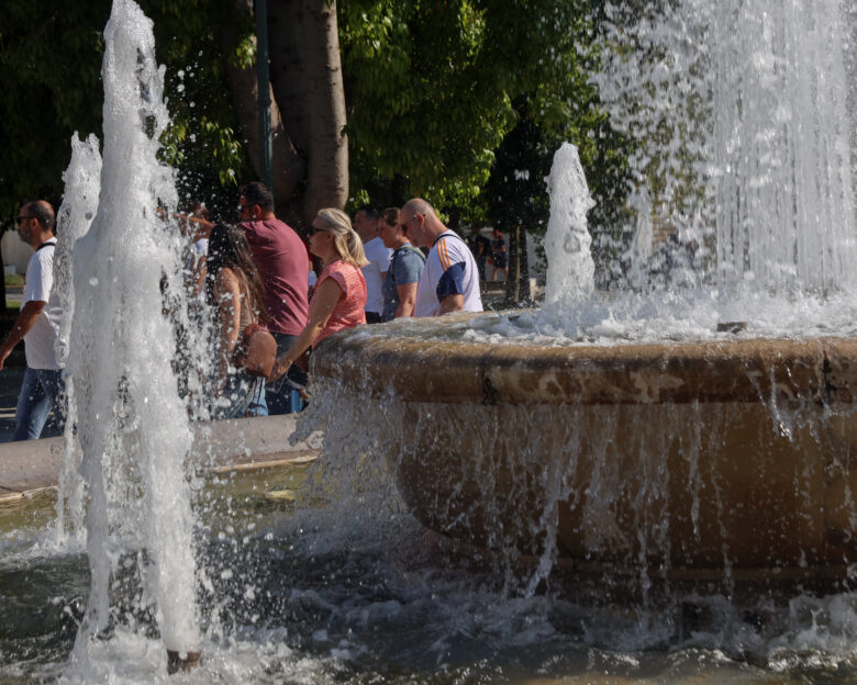 Καιρός – Καλλιάνος: Στους 34 βαθμούς Κελσίου ο υδράργυρος και μεταφορά αφρικανικής σκόνης, οι θερμοκρασίες σε 5 πόλεις