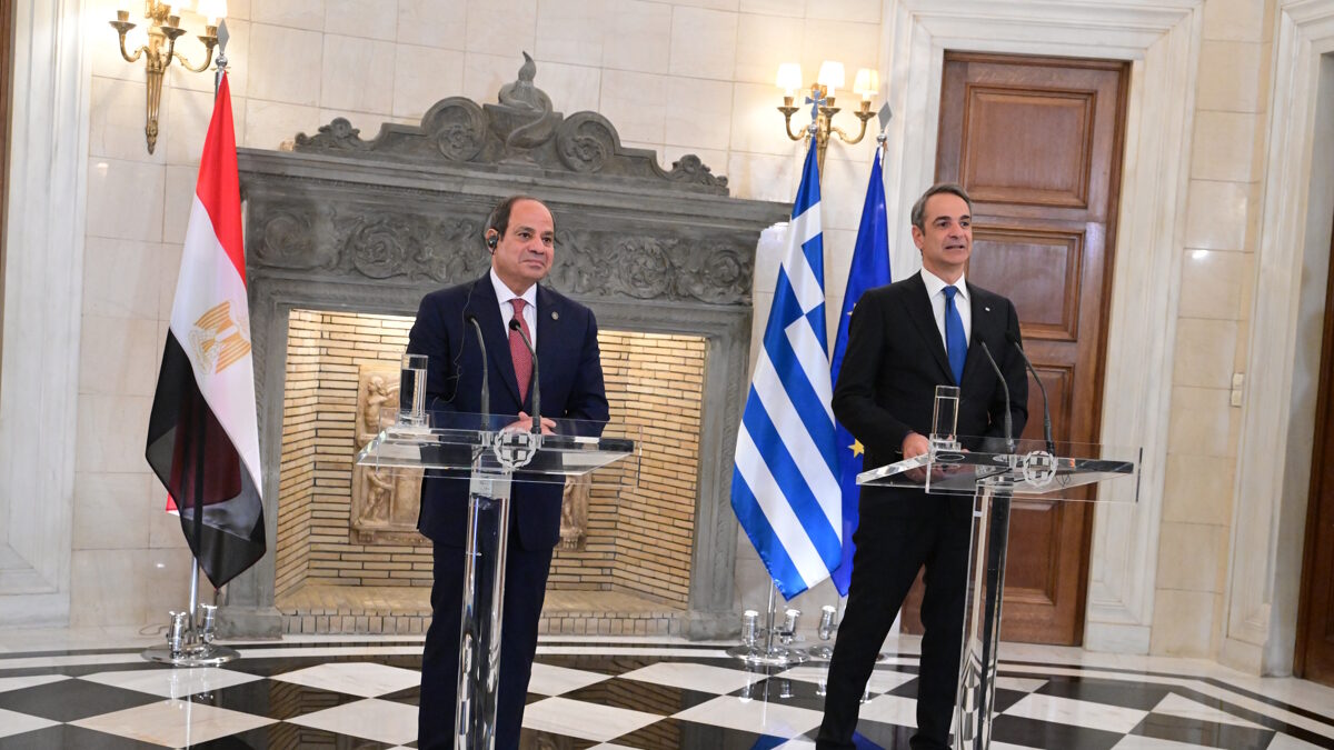 Ο πρόεδρος της Αιγύπτου Abdel Fattah El-Sisi με τον Έλληνα πρωθυπουργό Κυριάκο Μητσοτάκη