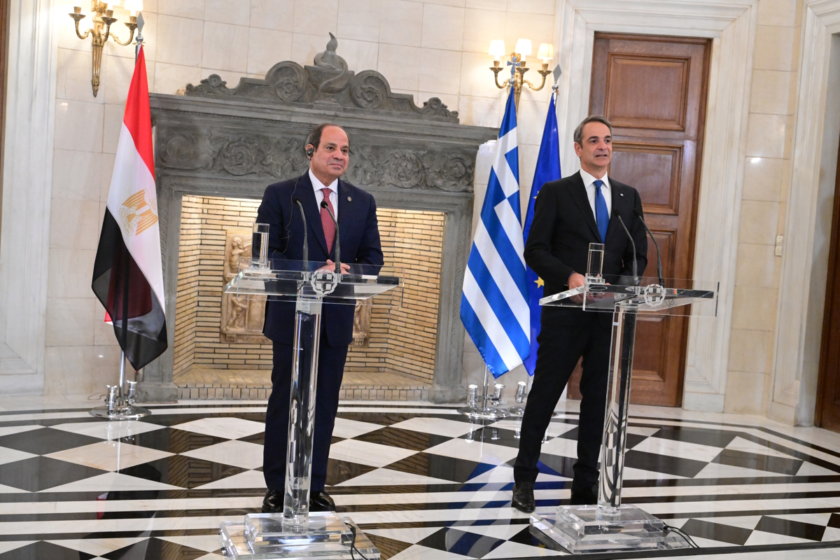 Ο πρόεδρος της Αιγύπτου Abdel Fattah El-Sisi με τον Έλληνα πρωθυπουργό Κυριάκο Μητσοτάκη