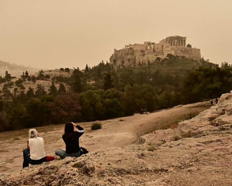 Καιρός: Η αφρικανική σκόνη «σκέπασε» την Αθήνα – Απόκοσμο τοπίο η Ακρόπολη, ο Λυκαβηττός και η παραλιακή