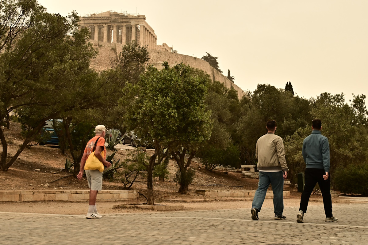 Απόκοσμη εικόνα από το κέντρο της Αθήνας