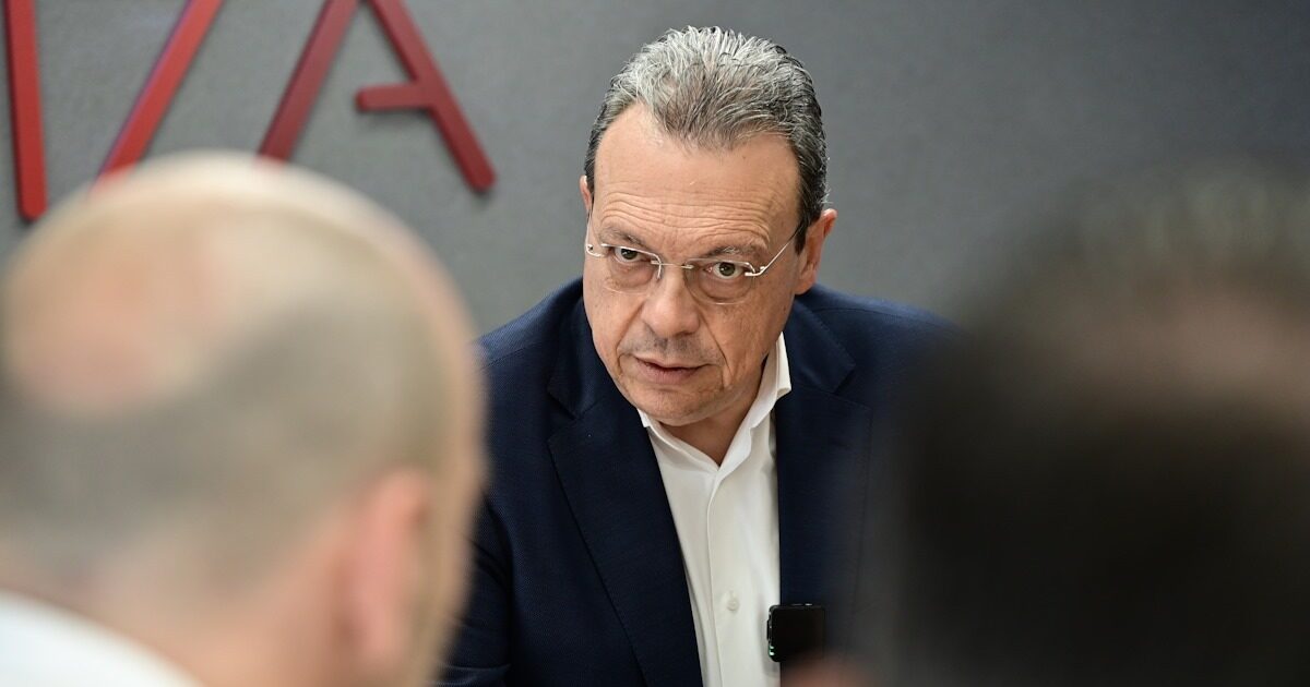 ΣΥΡΙΖΑ: «Τακτική Τριαντόπουλου» από την κυβέρνηση για να πέσει στα μαλακά ο Κώστας Καραμανλής