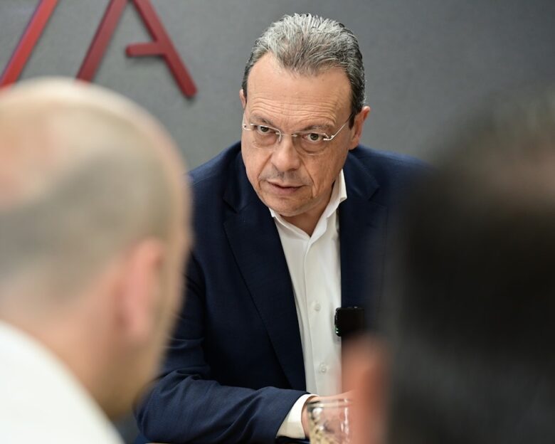 ΣΥΡΙΖΑ: «Τακτική Τριαντόπουλου» από την κυβέρνηση για να πέσει στα μαλακά ο Κώστας Καραμανλής