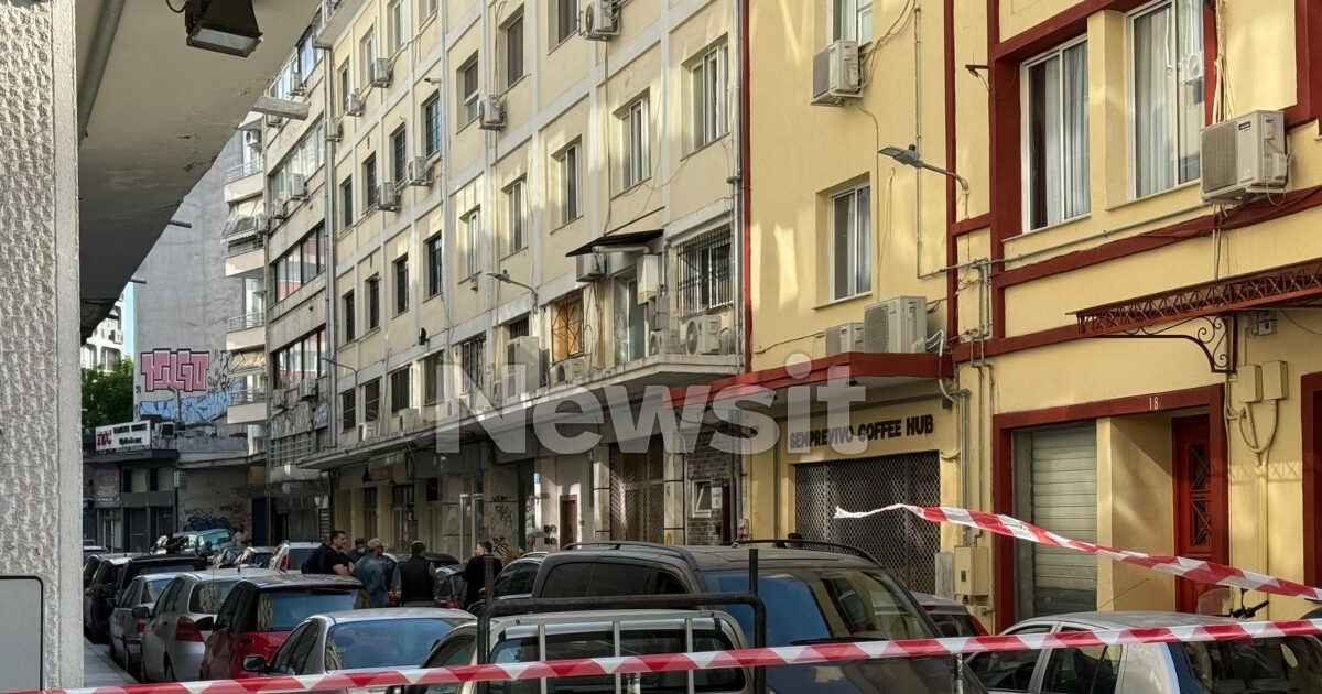 Θεσσαλονίκη: «Φύλλο και φτερό» κάνουν οι αστυνομικοί το σπίτι που έμενε η 39χρονη που σκοτώθηκε στην έκρηξη