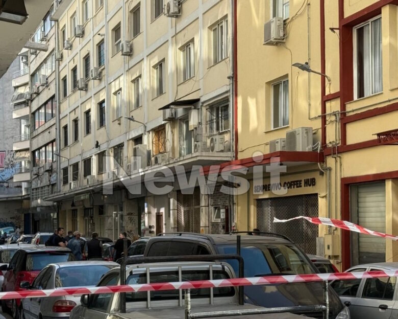 Θεσσαλονίκη: «Φύλλο και φτερό» κάνουν οι αστυνομικοί το σπίτι που έμενε η 39χρονη που σκοτώθηκε στην έκρηξη