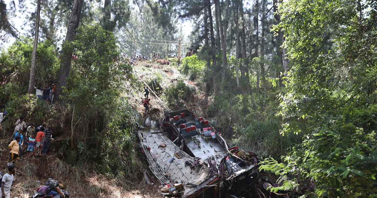 Sri Lanka: Bus carrying 70 Buddhist pilgrims crashed into a ravine – at least 21 dead