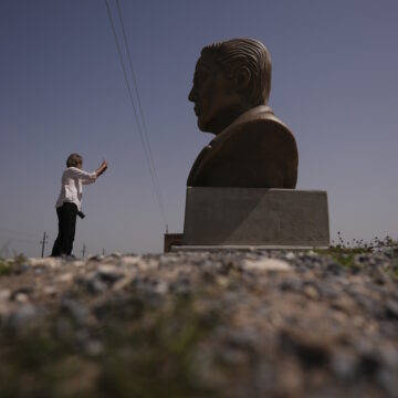 Μία γυναίκα φωτογραφίζει την προτομή του Έλον Μασκ