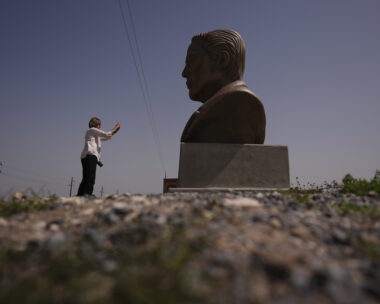 Μία γυναίκα φωτογραφίζει την προτομή του Έλον Μασκ