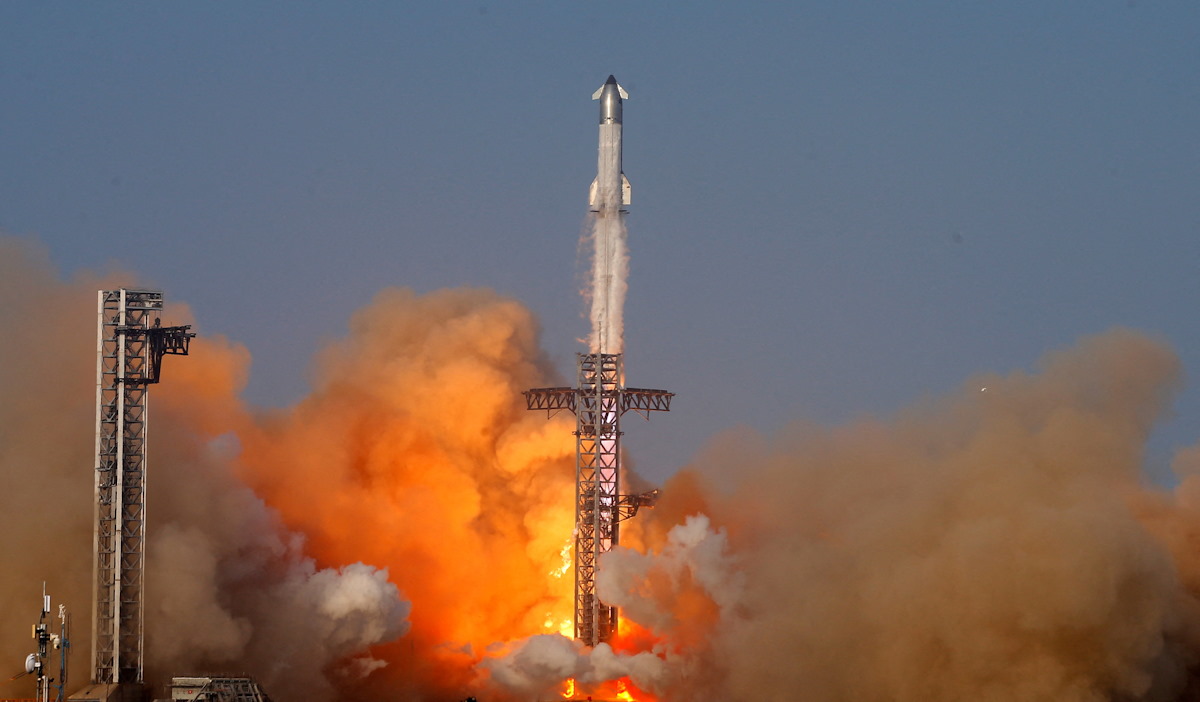 Το διαστημικό σκάφος Starship της SpaceX εκτοξεύεται στην ένατη δοκιμή του