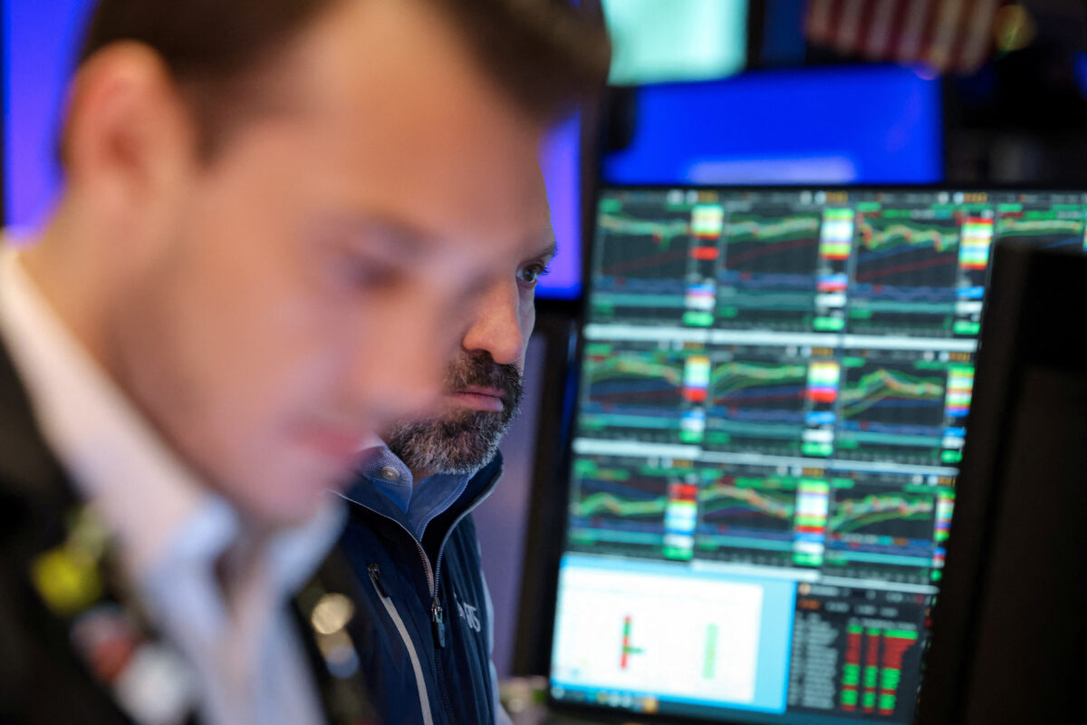 Με διακυμάνσεις άνοιξε η Wall Street – Η πώληση των κρατικών ομολόγων υποχωρεί