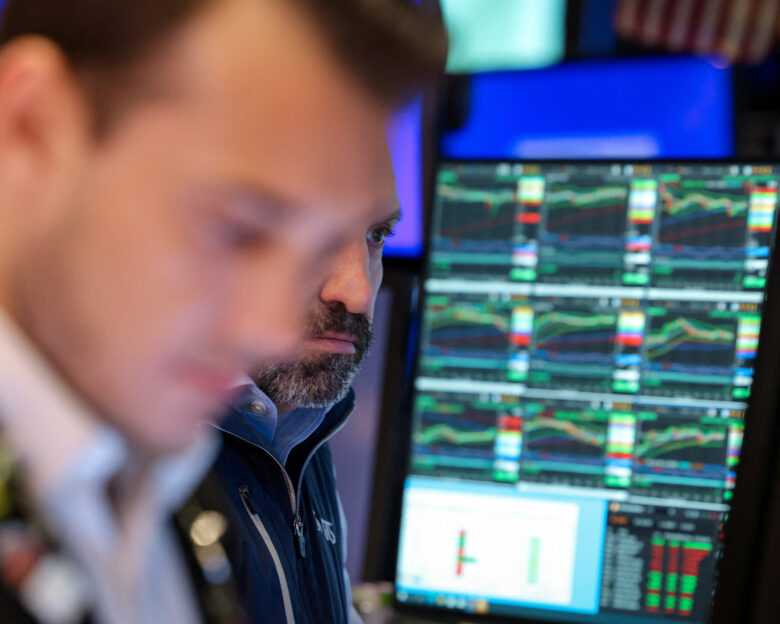 Με διακυμάνσεις άνοιξε η Wall Street – Η πώληση των κρατικών ομολόγων υποχωρεί