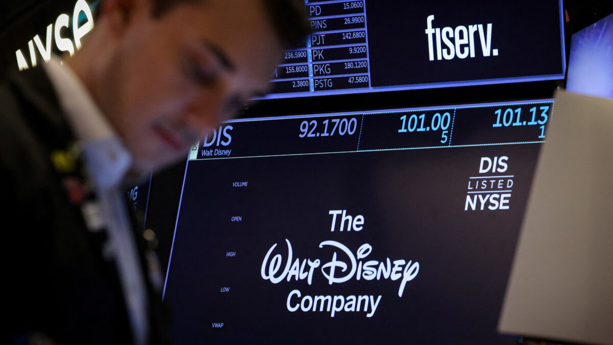 Τιμές χρηματιστηρίου και το λογότυπο της Disney σε οθόνη