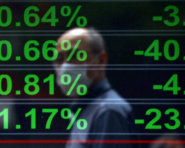 Ηλεκτρονική οθόνη που εμφανίζει πίνακα χρηματιστηριακών τιμών στο Τόκιο