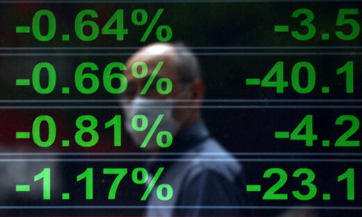 Ηλεκτρονική οθόνη που εμφανίζει πίνακα χρηματιστηριακών τιμών στο Τόκιο