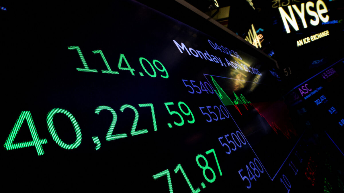 Οθόνη εμφανίζει τον βιομηχανικό Dow Jones στο χρηματιστήριο της Νέας Υόρκης