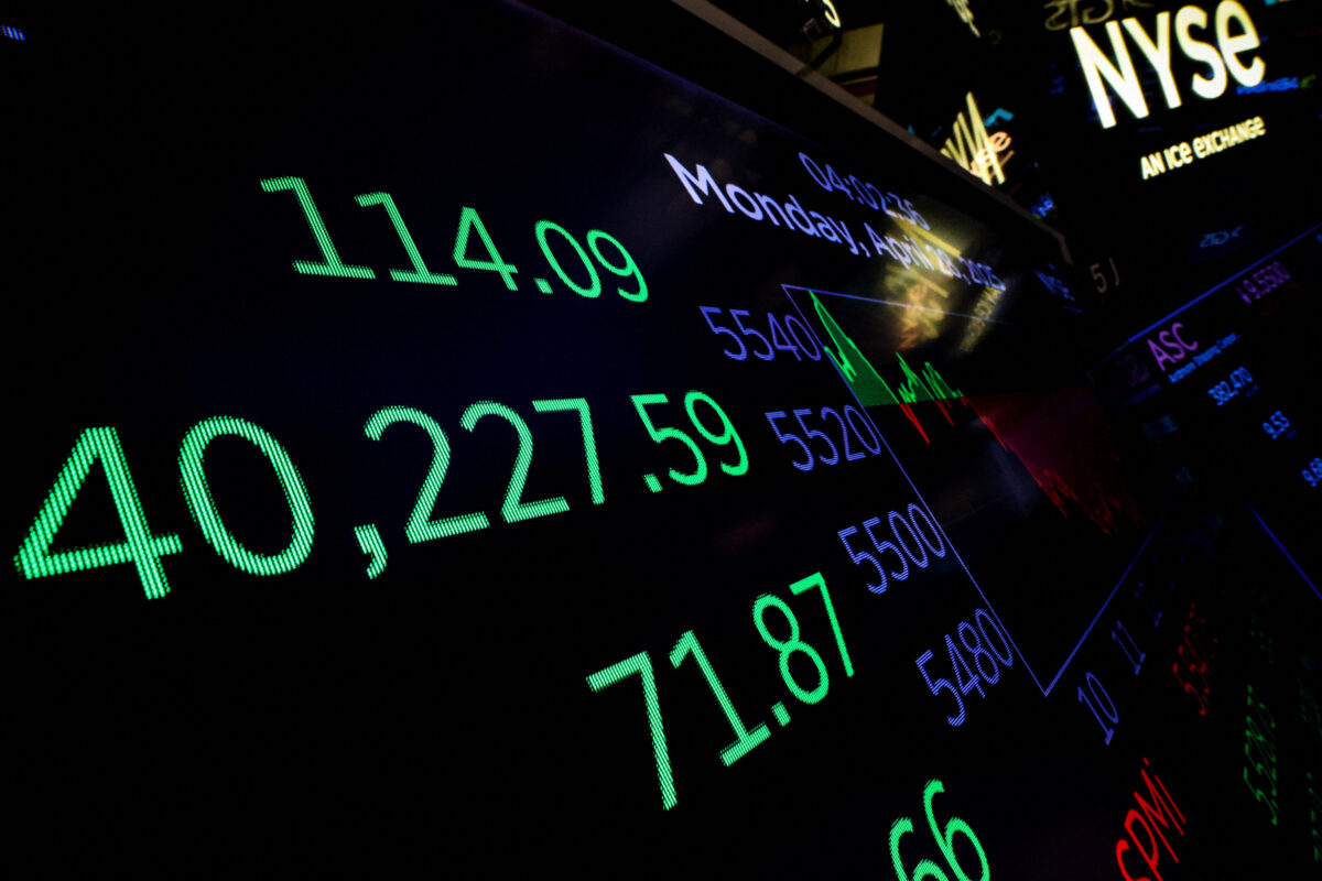 Οθόνη εμφανίζει τον βιομηχανικό Dow Jones στο χρηματιστήριο της Νέας Υόρκης