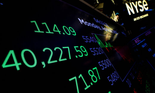 Οθόνη εμφανίζει τον βιομηχανικό Dow Jones στο χρηματιστήριο της Νέας Υόρκης