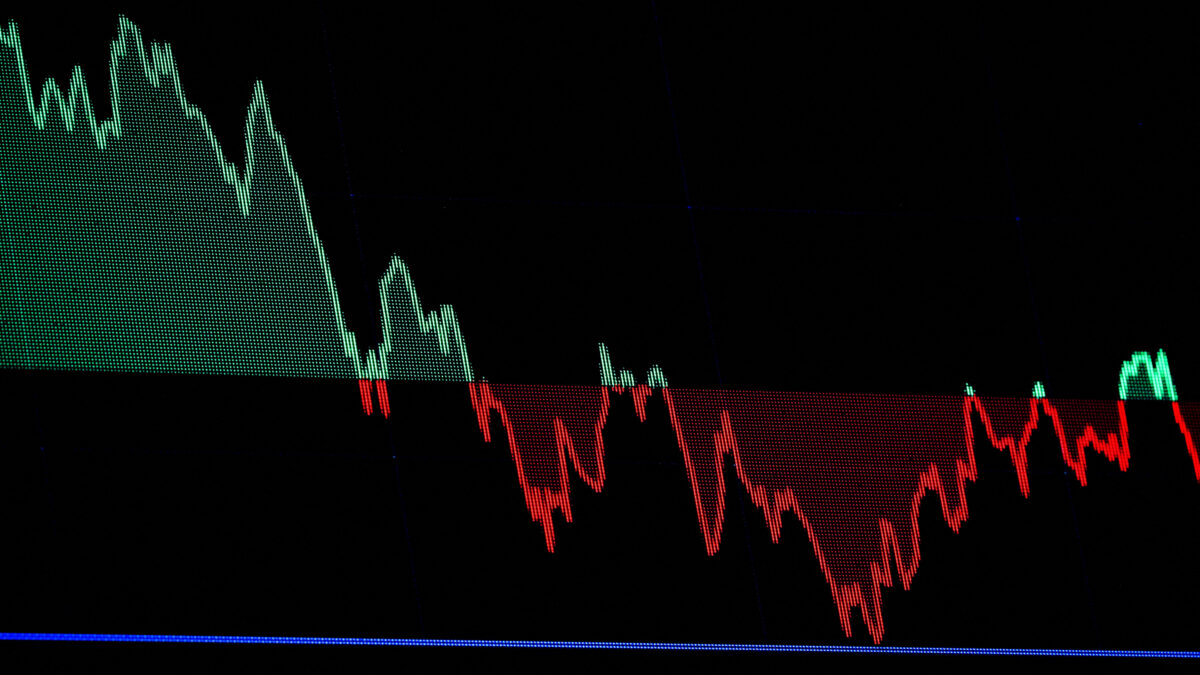 Οθόνη εμφανίζει διάγραμμα του Dow Jones στο χρηματιστήριο της Νέας Υόρκης