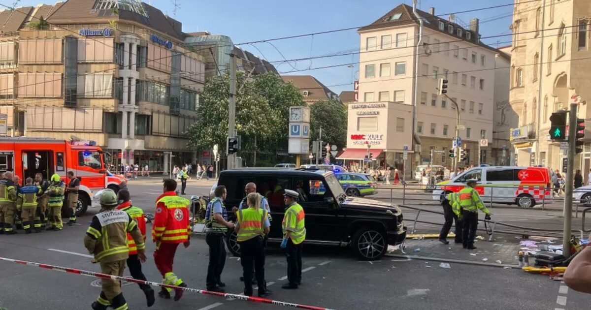 Γερμανία: Αυτοκίνητο έπεσε πάνω σε πλήθος στη Στουτγκάρδη – Πολλοί οι τραυματίες, συνελήφθη ο οδηγός