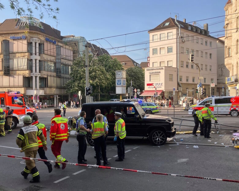 Γερμανία: Αυτοκίνητο έπεσε πάνω σε πλήθος στη Στουτγκάρδη – Πολλοί οι τραυματίες, συνελήφθη ο οδηγός